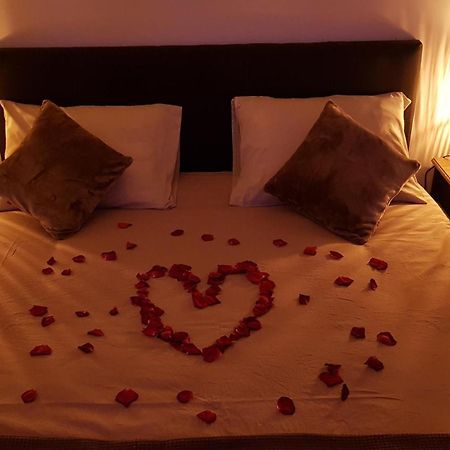 Puisserguier Love Room Jaccuzi מראה חיצוני תמונה