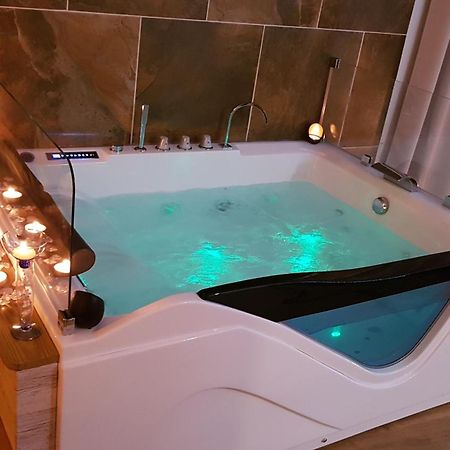 Puisserguier Love Room Jaccuzi מראה חיצוני תמונה