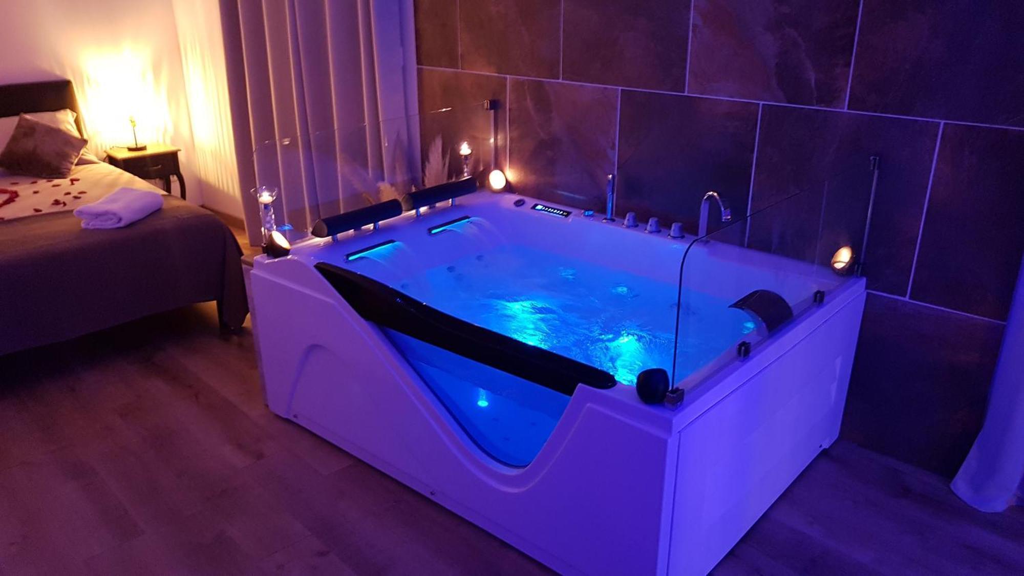 Puisserguier Love Room Jaccuzi מראה חיצוני תמונה