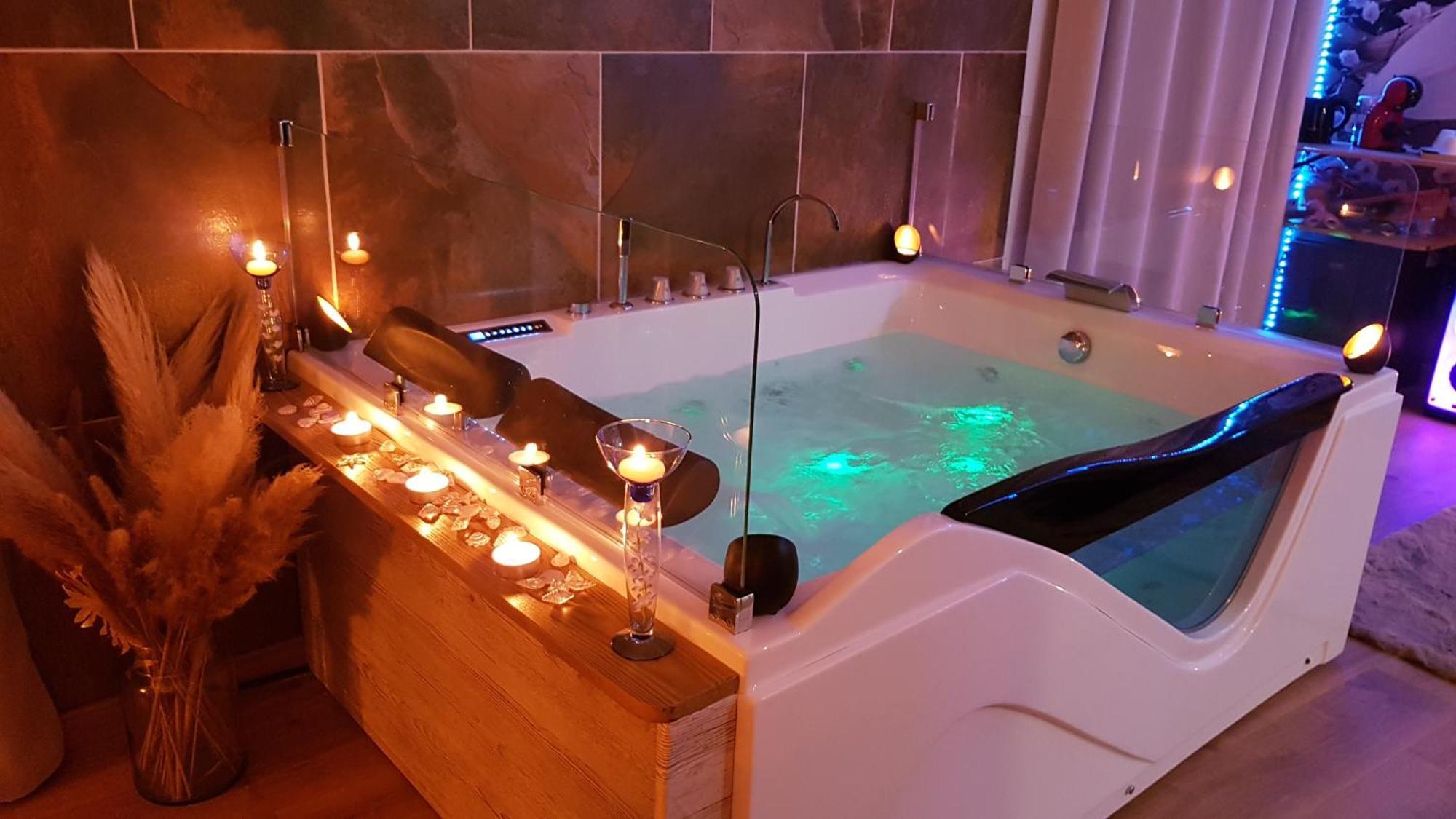 Puisserguier Love Room Jaccuzi מראה חיצוני תמונה