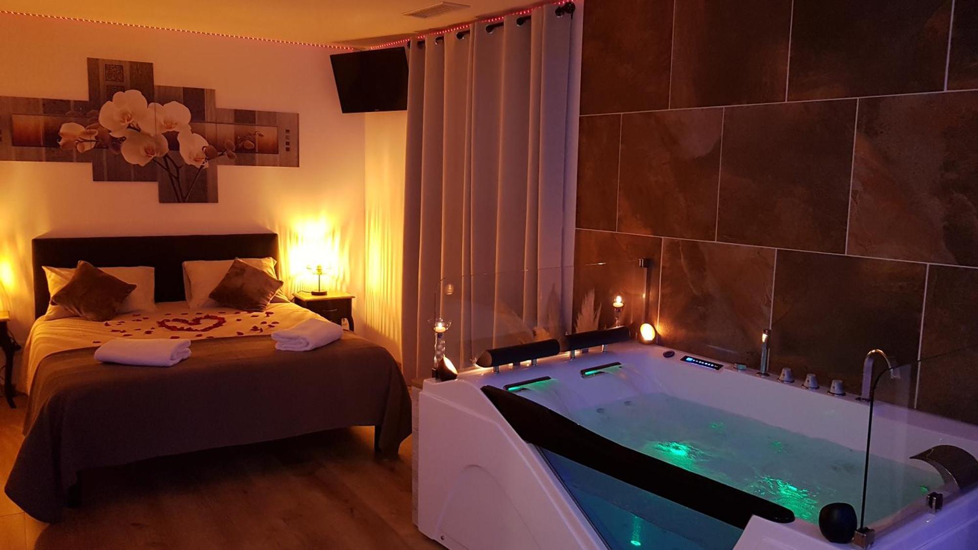 Puisserguier Love Room Jaccuzi מראה חיצוני תמונה