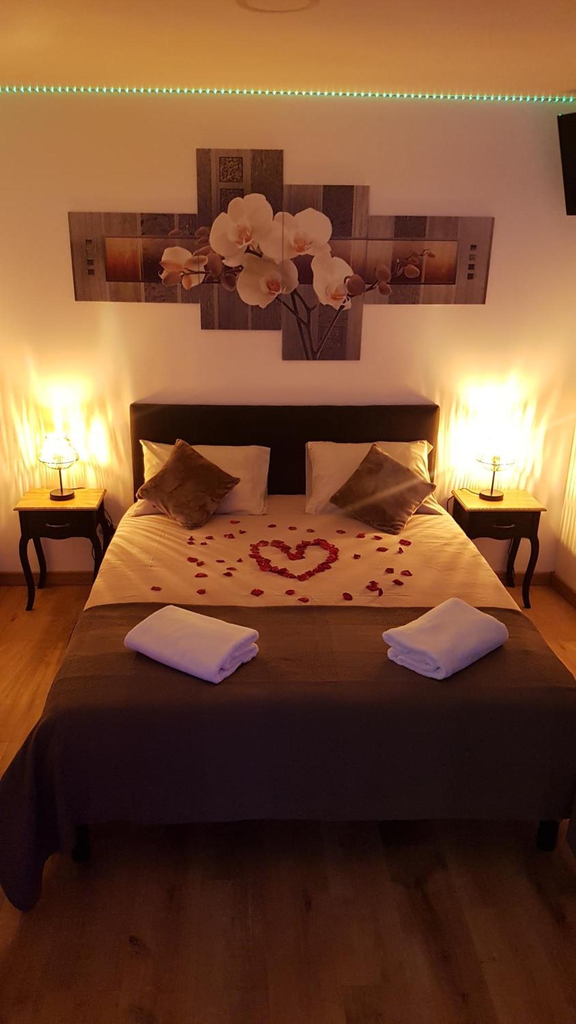 Puisserguier Love Room Jaccuzi מראה חיצוני תמונה