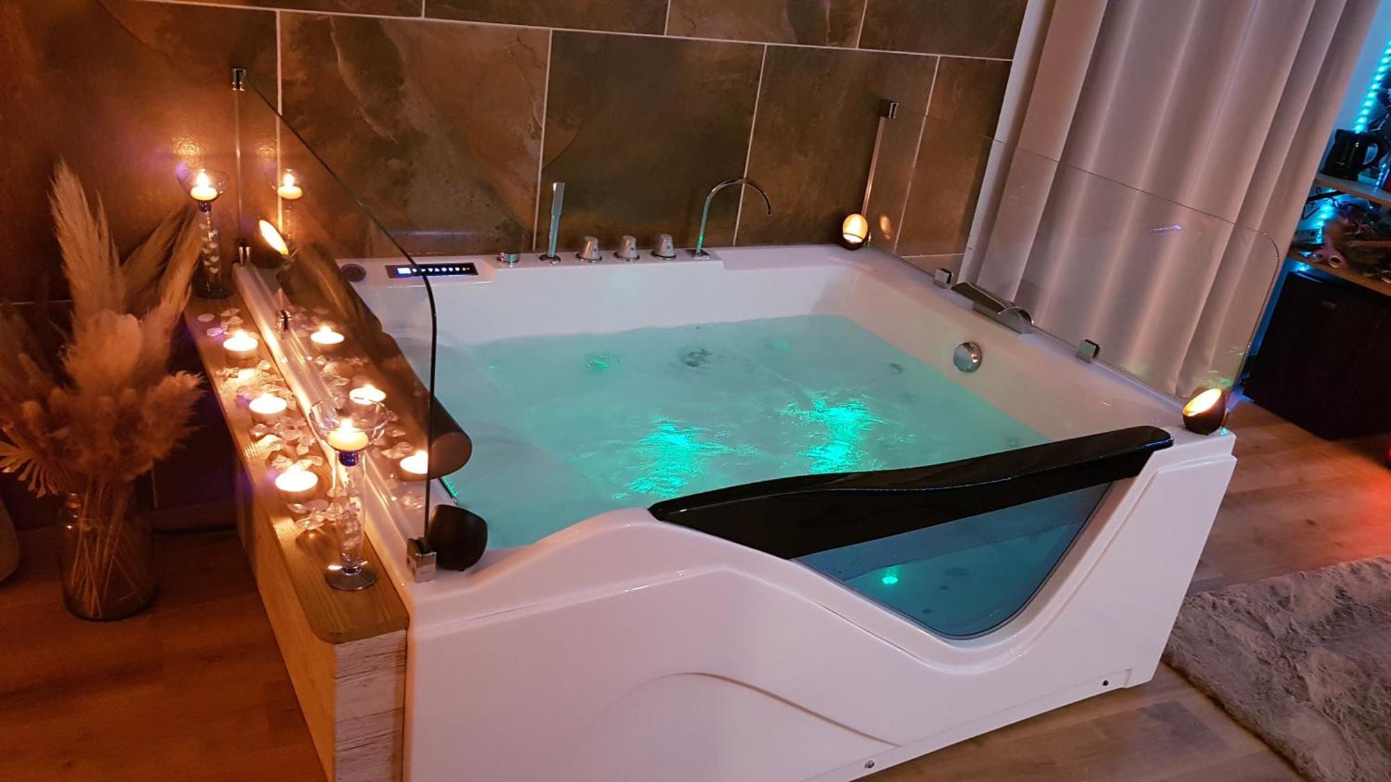 Puisserguier Love Room Jaccuzi מראה חיצוני תמונה